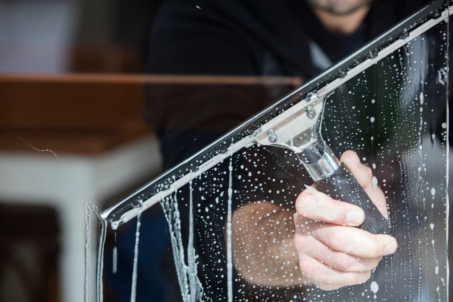 Expert Advice for Sparkling Clean Windows: Essential Tips for Achieving Crystal-Clear Panes